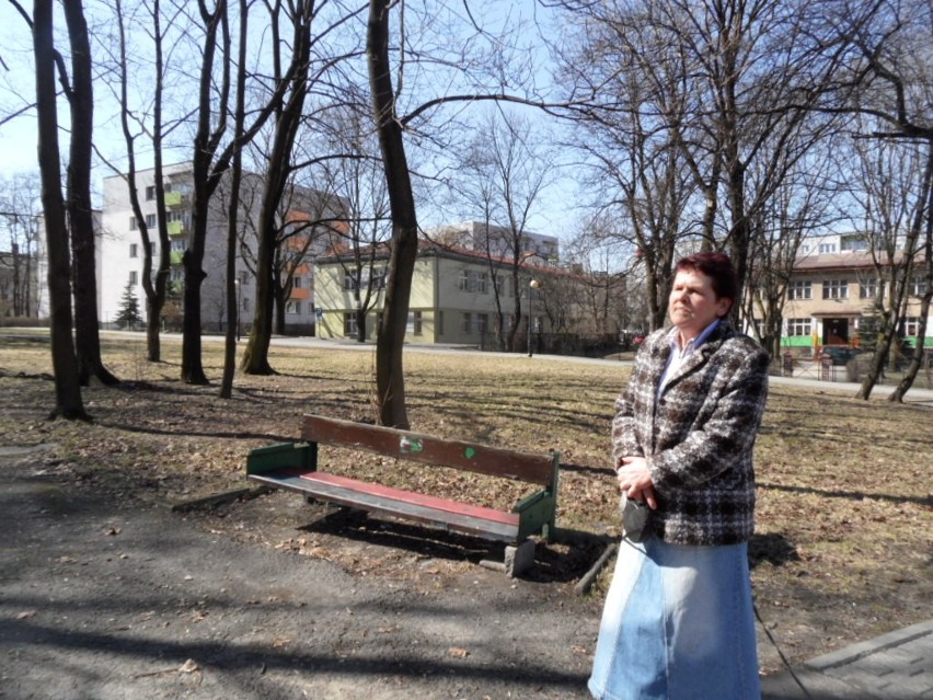Pani Bogusława Cichoń narzeka na bałagan w parku i połamane...