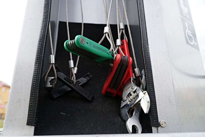 Samoobsługowa stacja rowerowa zawiera zestaw narzędzi...