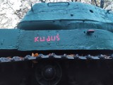Ktoś postanowił obkleić pyrzycki czołg naklejkami [FOTO]