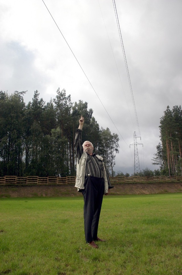 Tadeusz Pepliński na boisku, pod linią wysokiego napięcia