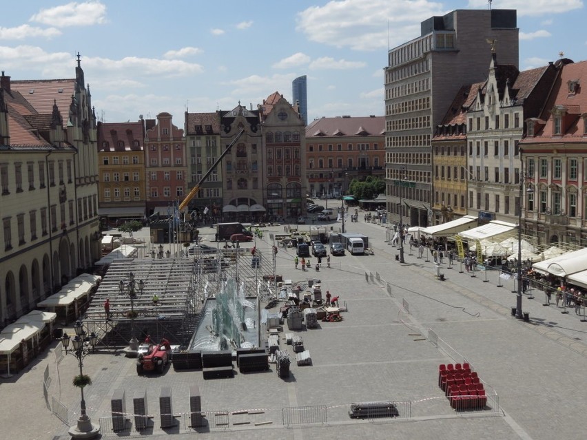 Budują strefę kibica. Otaczają Rynek płotem (ZDJĘCIA)