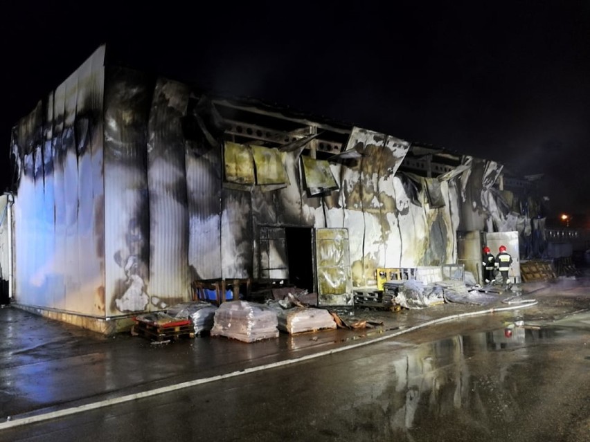 Pożar hali produkcyjnej w Grudziądzu. 700 tysięcy zł strat [zdjęcia]