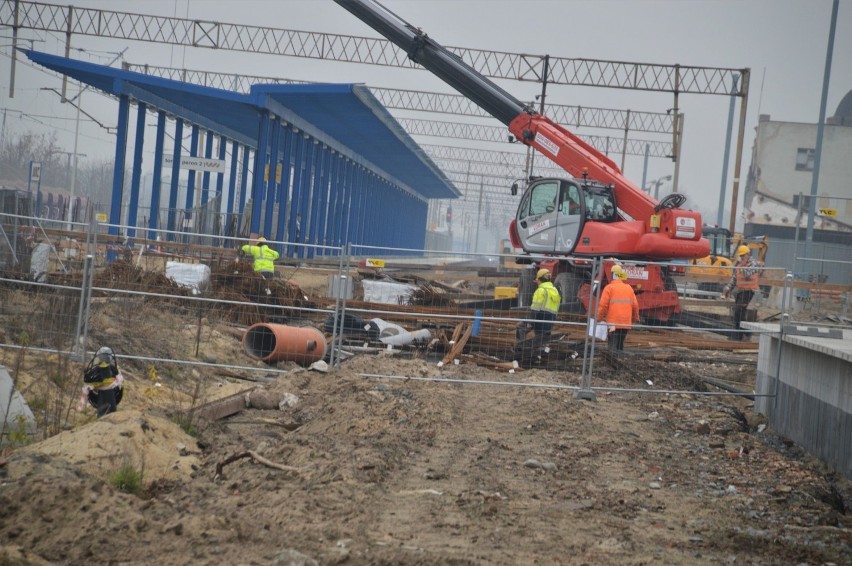 Kładka łącząca perony na dworcu kolejowym w Rawiczu jeszcze grudniu 2019? Trwają prace na rawickim dworcu PKP [ZDJĘCIA]