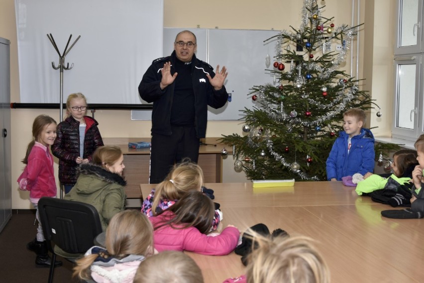 W komendzie w Kościerzynie funkcjonariusze gościli uczniów ze szkoły w Dziemianach [ZDJĘCIA]