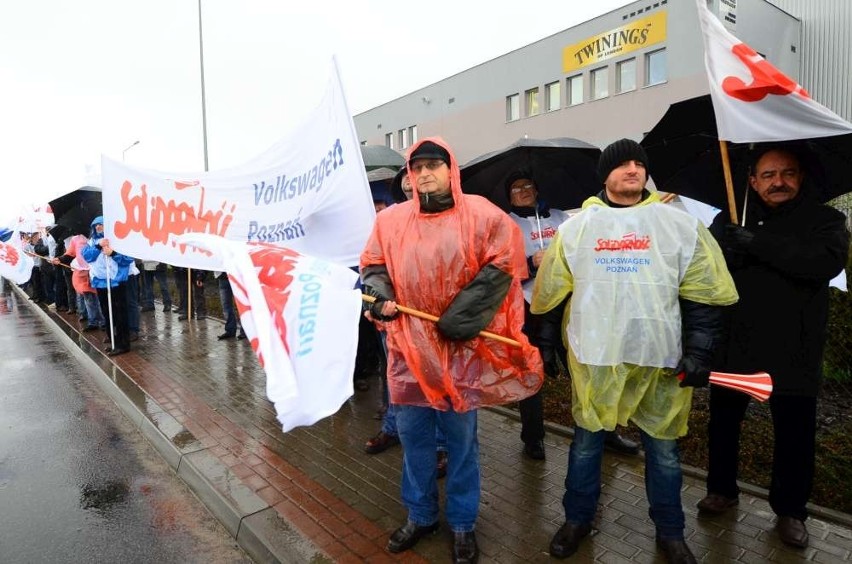 Kilkadziesiąt osób protestuje przeciwko zwolnieniu Andrzeja...