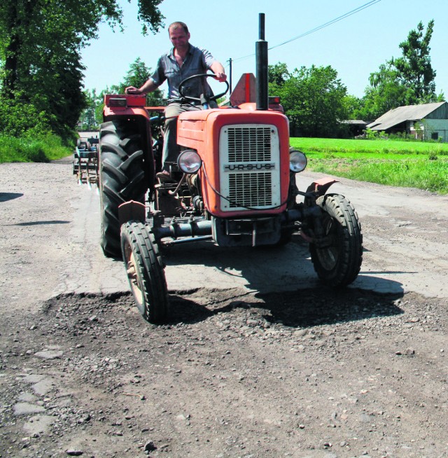 Powiatowe drogi w Olkuszu przypominają księżycowy krajobraz. Jazda między kraterami