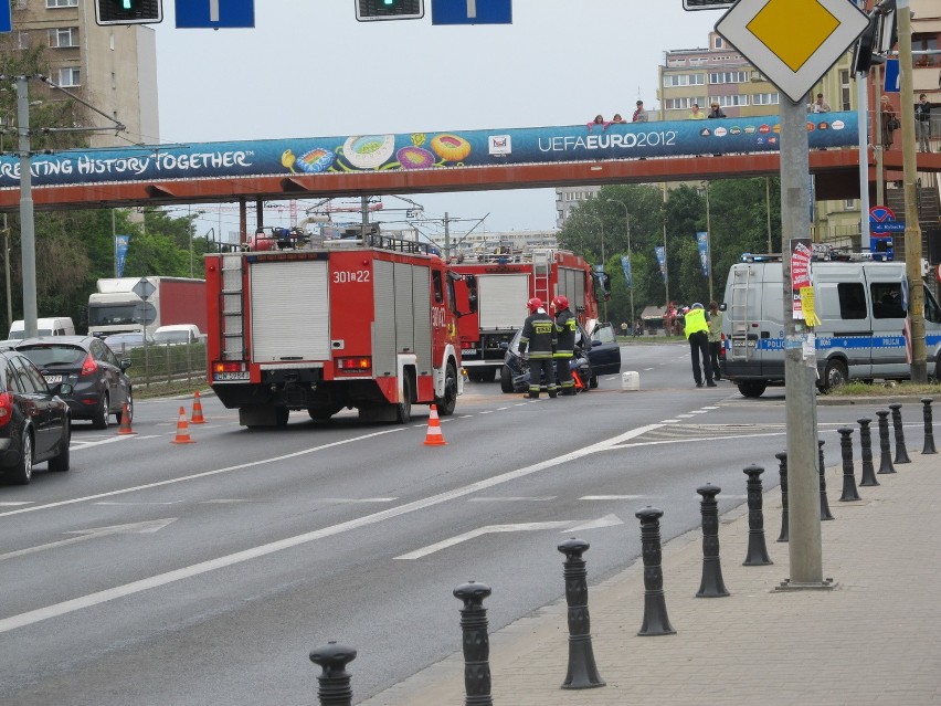 Wrocław: Wypadek na skrzyżowaniu Legnickiej i Nabycińskiej (ZDJĘCIA)