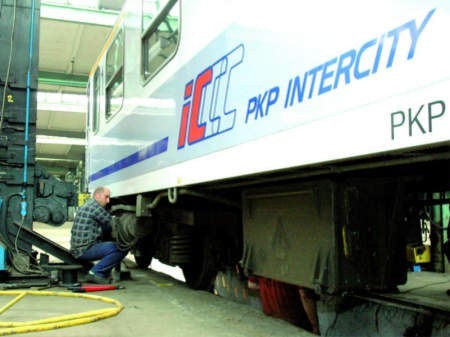 Obecnie w poznańskiej Fabryce Pojazdów Szynowych remontowane są wagony należące do PKP Intercity - fot. Janusz Romaniszyn