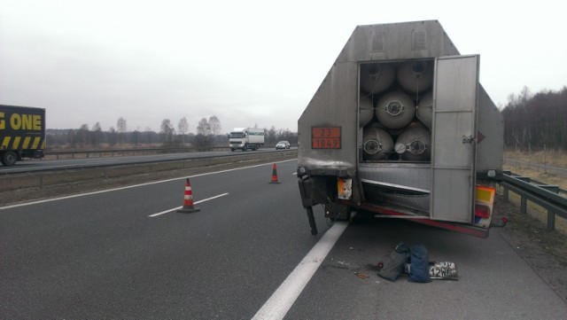 Strażacy zabezpieczyli miejsce zdarzenia i przeprowadzili dokładne sprawdzenie pod kątem uszkodzeń naczepy ciężarówki. Instalacja oraz bateria zbiorników nie zostały uszkodzone.