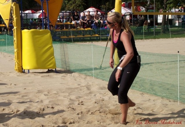 Pani Emilia prowadzi aerobik na plaży.
Fot. Dorota Michalczak