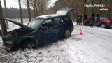 Wypadek w Panoszowie. 30-latek wpadł w poślizg i jego bmw czołowo zderzyło się z nissanem. Dwie osoby trafiły do szpitala ZDJĘCIA