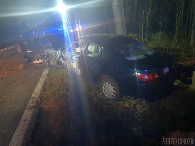 Czołowe zderzenie lexusa i opla na trasie Jasienie - Lasowice Wielkie. Na drodze krajowej nr 45 były utrudnienia