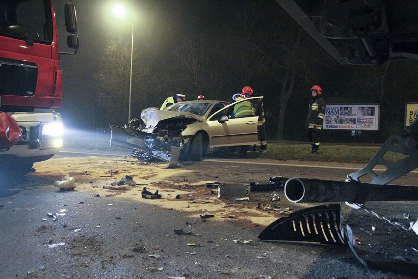 Pijany kierowca wjechał na Rzgowskiej w tył ciężarówki