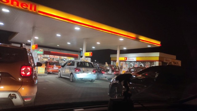 Kolejki na stacjach benzynowych w Nowej Soli w czwartek, 24 lutego wieczorem