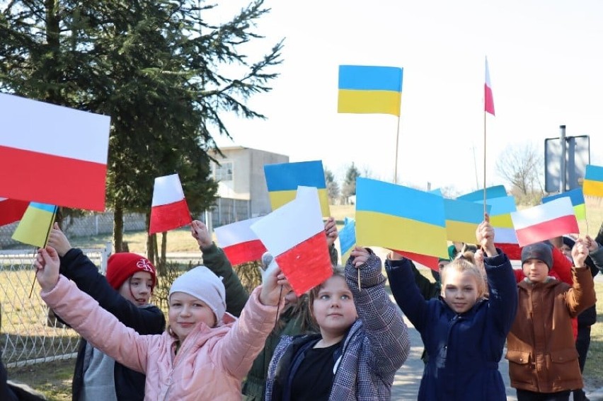 Parada uczniowska w Ryczywole. "Jesteśmy solidarni z Ukrainą" - skandowali