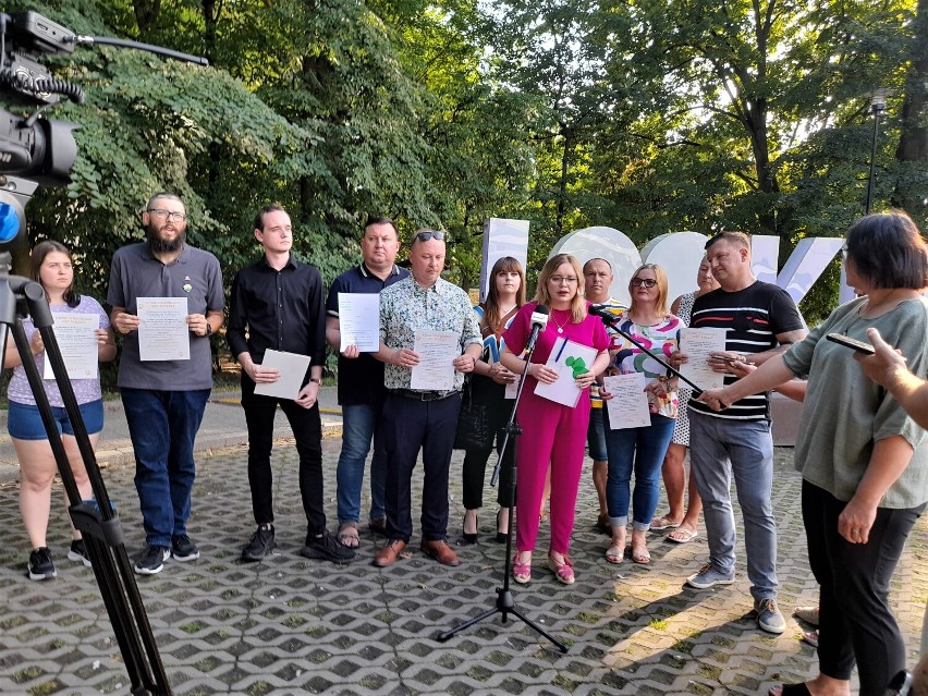 Radni, działacze polityczni i aktywiści spotkali się we wtorek (16 sierpnia) w Parku Traugutta, aby ogłosić, że żądają zerwania umowy przez Miasto Kutno ze schroniskiem w Wojtyszkach oraz że chcą budowy schroniska gminnego