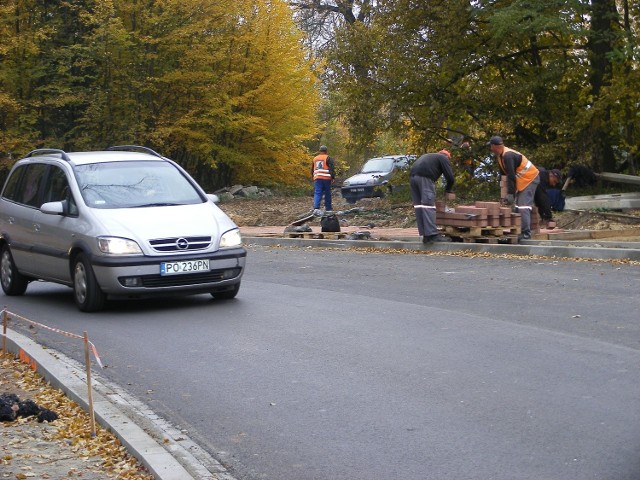 Do wykończenia są niektóre odcinki chodników   . Brakuje też części nawierzchni jezdni