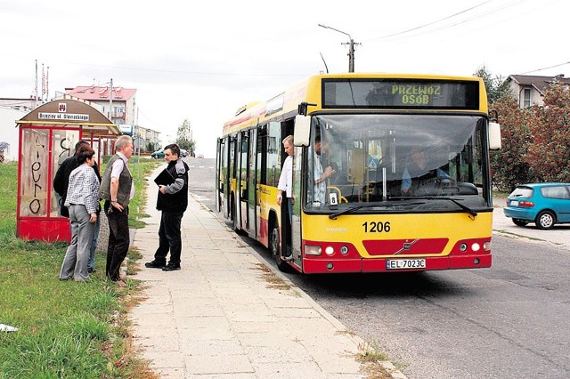 Autobus podczas próbnej jazdy ulicami Brzezin.