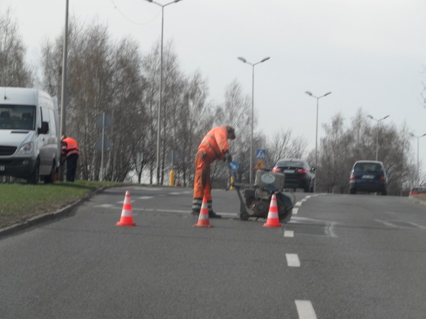 Robotnicy łatali dziury na ul. Jana Pawła II. Jakie będą następne? Wskażcie sami!