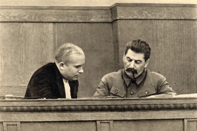 14 lutego 1956  &#8211; rozpoczął się XX Zjazd KPZR na którym Nikita Chruszczow wygłosił referat krytykujący kult jednostki. Na zdjęciu Nikita Chruszczow (po lewej) i Józef Stalin (po prawej)