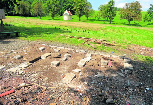 Pogoń Bugaj, klub z klasy C, w tym sezonie już tu nie zagra. amatorska drużyna straciła boisko a klubowe obiekty zburzono. W tle stoi zabytkowa kapliczka, która, zdaniem zakonników, uszkodziła piłka