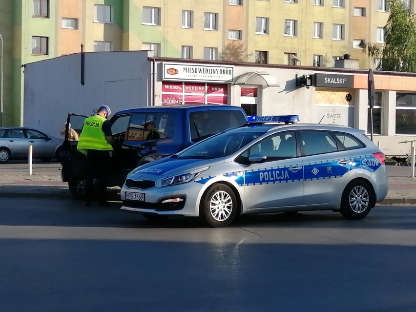 Policyjna akcja na ulicach Ostrowca Świętokrzyskiego. Auta staranowane, zniszczony znak, kierowca w rękach policji [ZDJĘCIA]