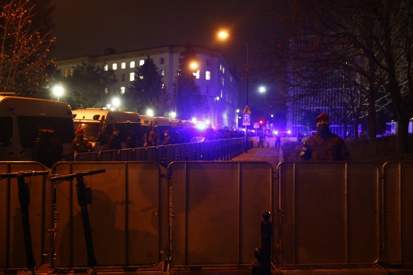 Strajk Kobiet rozpoczął blokadę Sejmu. Ogromne siły policji...