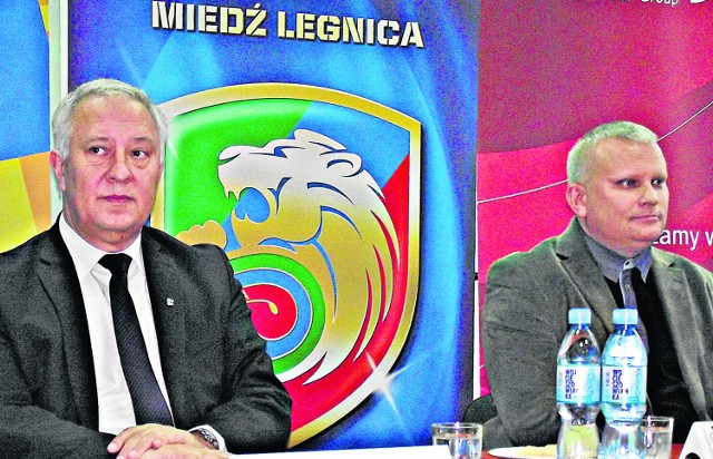 Prezydent Legnicy Tadeusz Krzakowski (z lewej) zapowiedział inwestycje, a prezes Miedzi Andrzej Dadełło transfery