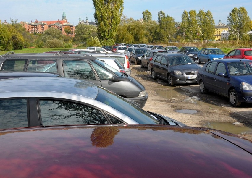 Wokół płatnej strefy parkowania powstają dzikie parkingi (ZDJĘCIA)