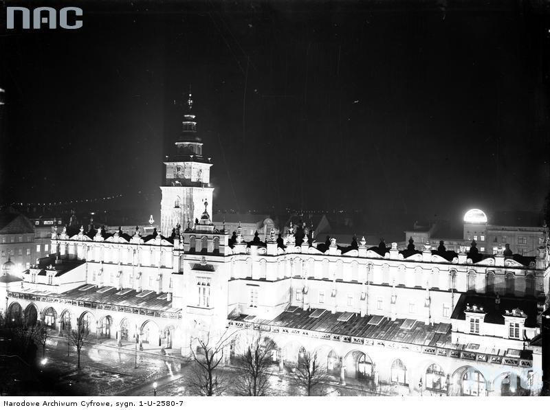 Kraków. Rynek Główny. Iluminowane Sukiennice i Wieża...