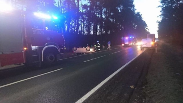 Wypadek w miejscowości Przysiersk,  powiat świecki. 

Zderzenie samochodu osobowego z samochodem ciężarowym. 

W wyniku wypadku jedna osoba nie żyje (kierująca samochodem osobowym). 

Droga wojewódzka 240 zablokowana. 

Na miejscu 4 zastępy straży.


Dlaczego warto nosić odblaski? Mówi Sławek Piotrowski.

