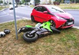 Wypadek motocyklisty w Gorzowie Wlkp. Uderzył w toyotę na rondzie Piłsudskiego [ZDJĘCIA]