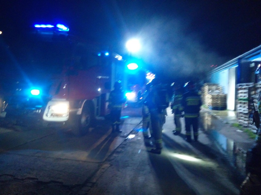 Nocny pożar hali w Kielcach. Akcja strażaków trwała dwie godziny