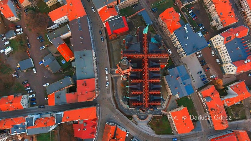 Nad dachami Wałbrzycha. Czerwony kościól widziany z drona
