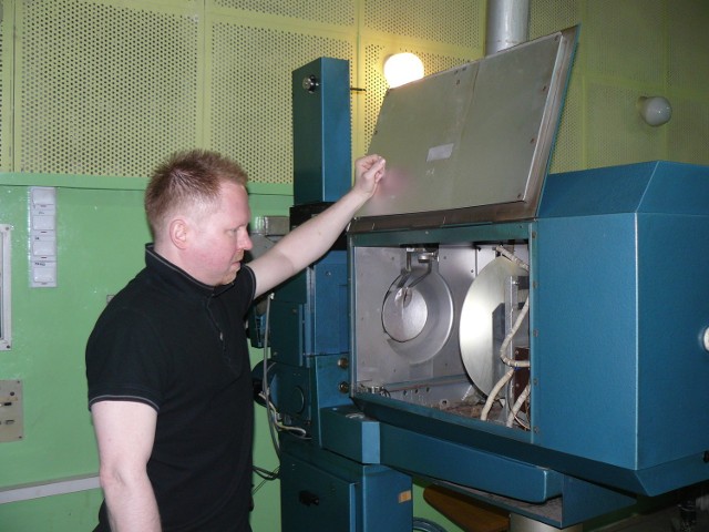 Robert Sokołowski, kierownik kina Przedwiośnie, pokazuje obecny projektor. Wkrótce ma tu stać nowy sprzęt - cyfrowy.