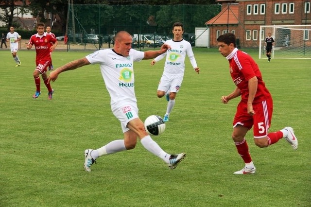 Piłkarze Warty pierwszą odsłonę meczu zagrali z Wisłą jak równy z równym. O piłkę walczą Tomasz Magdziarz (z prawej) i Radosław Sobolewski