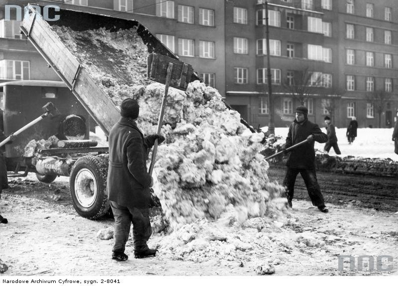 Kraków. Robotnicy podczas oczyszczania ulic ze śniegu....