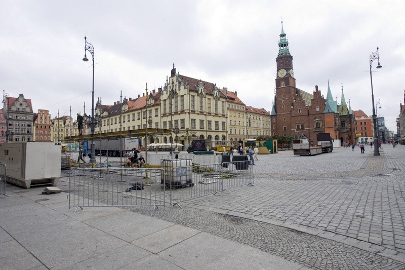 Wielkie sprzątanie Rynku: Trwa demontaż strefy kibica (ZDJĘCIA)