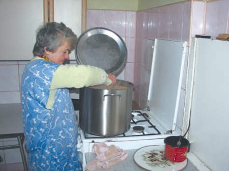 Barbara Spyra codziennie przygotowuje posiłki w schronisku.