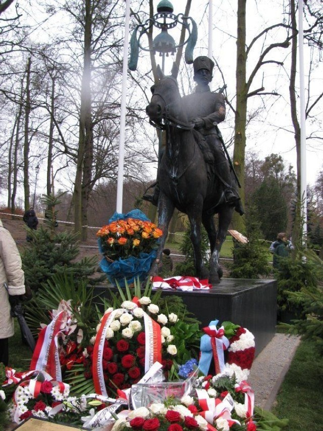 Pomnik Tatara polskiego zaprojektowany przez prof. ASP w Gdańsku, Sławoja Ostrowskiego.