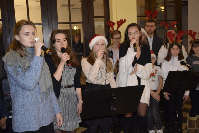 W holu skierniewickiego dworca zaśpiewali młodzi artyści z Klubu Oaza