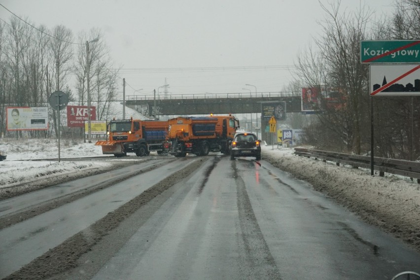 Poznań: Korki i wypadki, czyli śnieg i paraliż na...