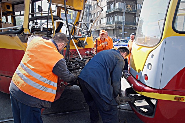 Przez ponad 4 godziny wykolejony tramwaj blokował skrzyżowanie.