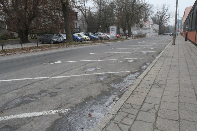 Sporo miejskich parkingów stoi pustych
