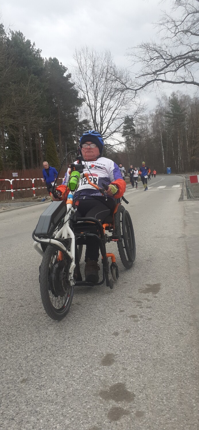 Zbigniew Stefaniak z Wejherowa wystartował w jednych z najstarszych biegach w Polsce - Półmaratonie Wiązowskim