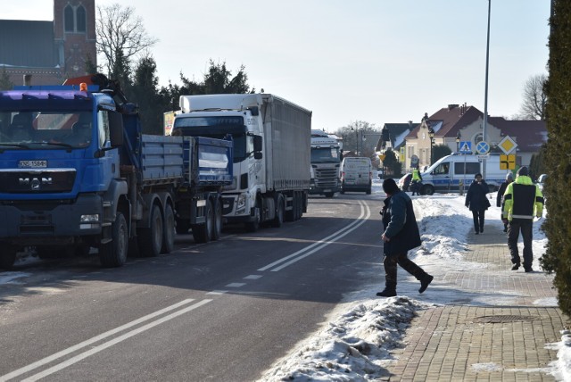 Długa kolejka ciężarówek zaczynała się przy drodze dojazdowej do zakładów w Woli Rzędzińskiej i ciągnęła się w kierunku Ładnej. Zator pomagali "rozładować" policjanci