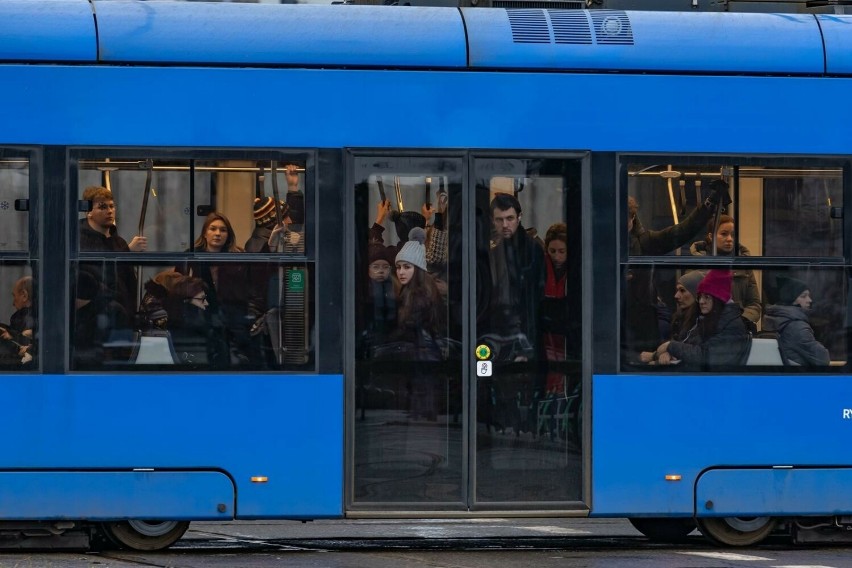 Kraków na cięciach w komunikacji podczas ferii ma zaoszczędzić 4,5 mln zł. Mieszkańcy mają dość ścisku w tramwajach i autobusach