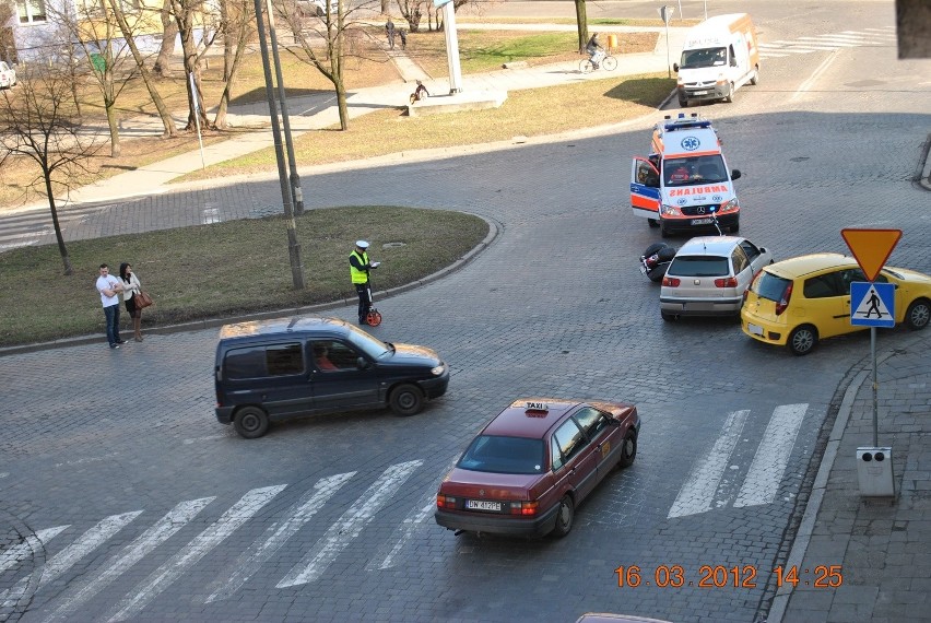 Wrocław: Wypadek motocyklisty na ul. Zaporoskiej (ZDJĘCIA)