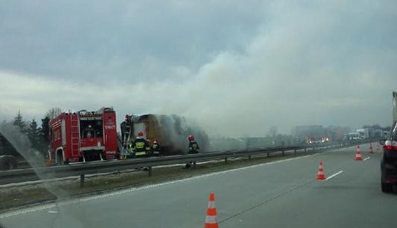 Pożar na autostradzie A4. Płonąca ciężarówka zablokowała A4 w obu kierunkach