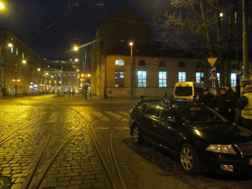 Wrocław: Samochód zablokował torowisko na Teatralnej. Nie jeździły tramwaje (ZDJĘCIA)